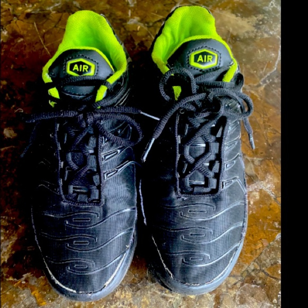 EUC Nike Air Max Black Crimson Volt Neon Men’s 8 Retro Future sneaker shoe